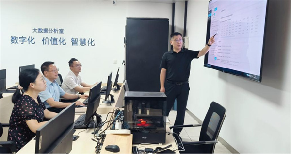 審計人員在大數(shù)據(jù)分析室研究數(shù)據(jù)特征