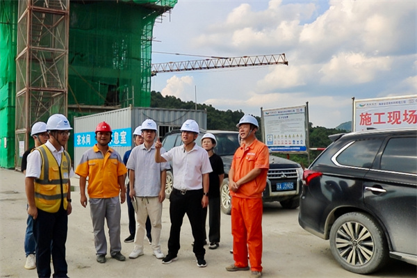 卓豪（右3）在邁灣水利工程審計中核查大壩建設(shè)情況